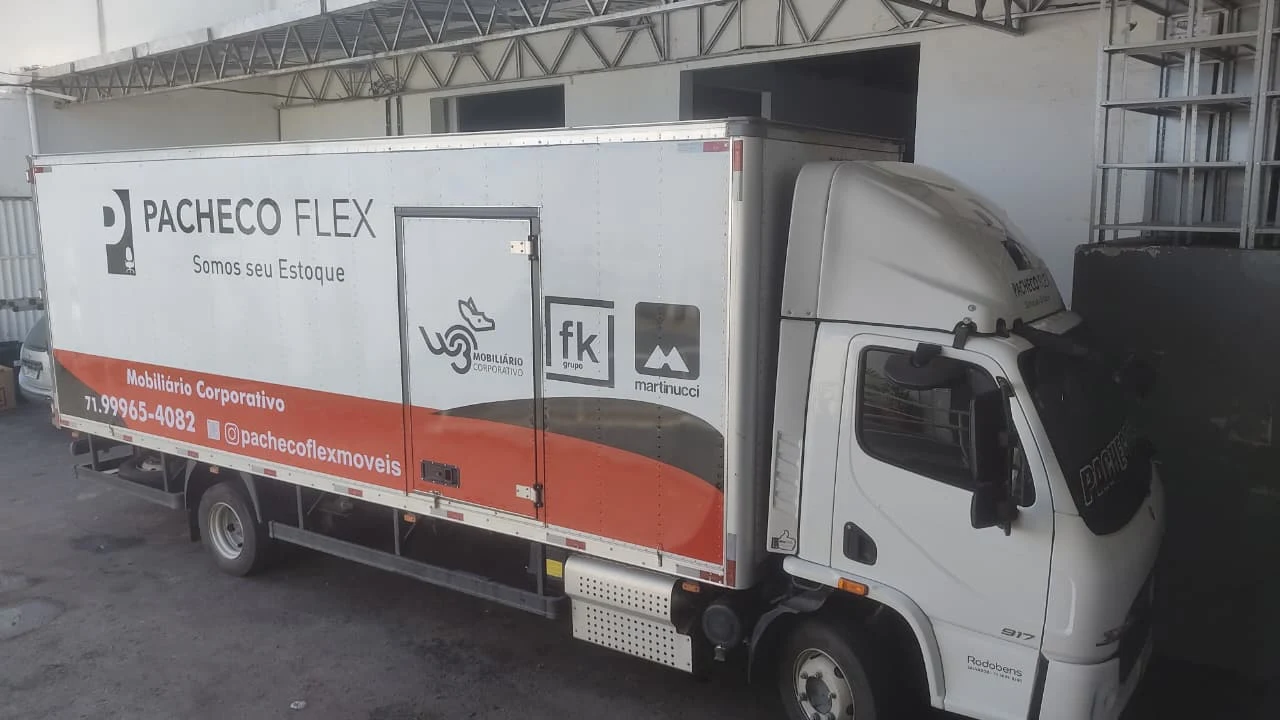 Veículo da frota Pacheco Flex com aplicação da identidade visual