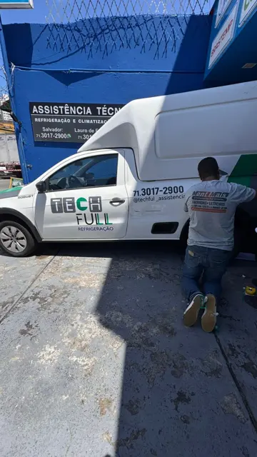 Veículo comercial adesivado