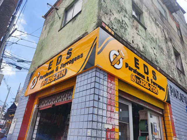 Fachada comercial de esquina
