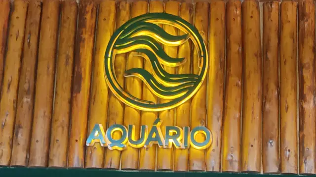 Aquário · marca em relevo