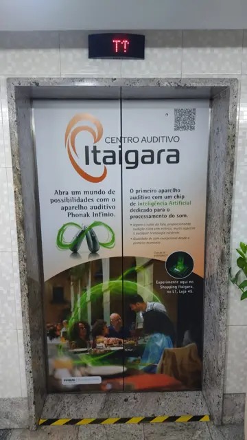 Envelopamento de elevador com adesivo · divulgação