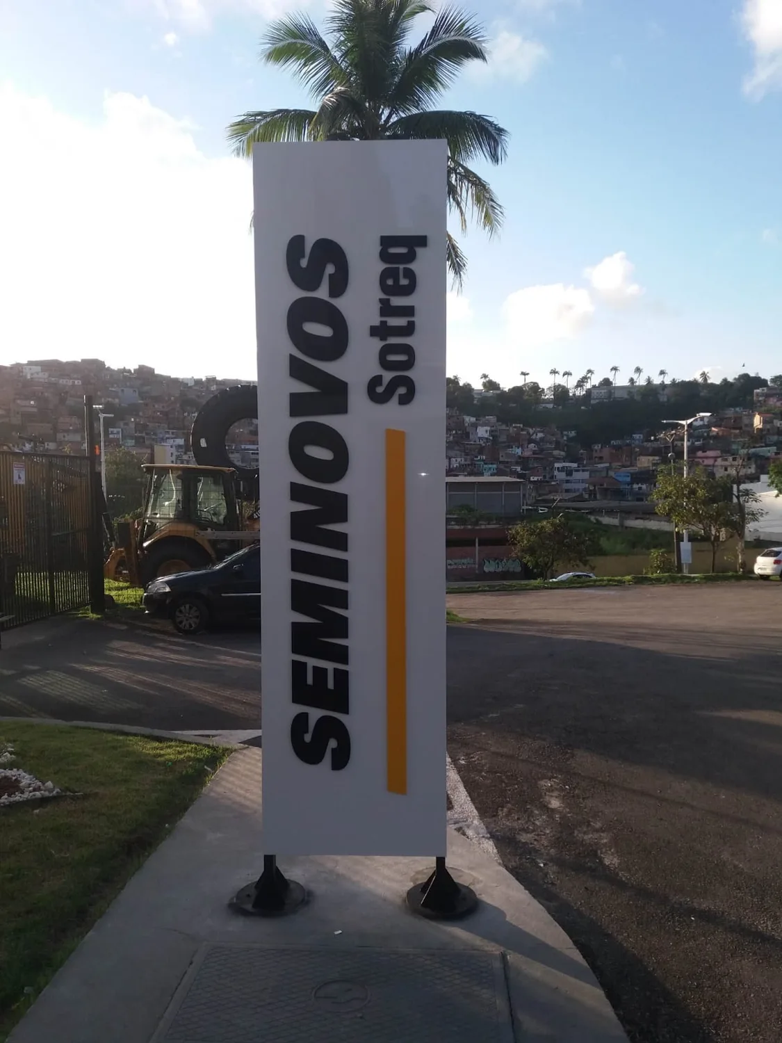 Sotreq · totem de identificação