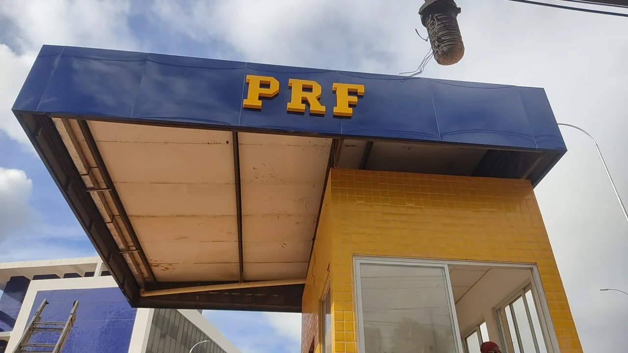 Fachada azul com letras PRF em amarelo