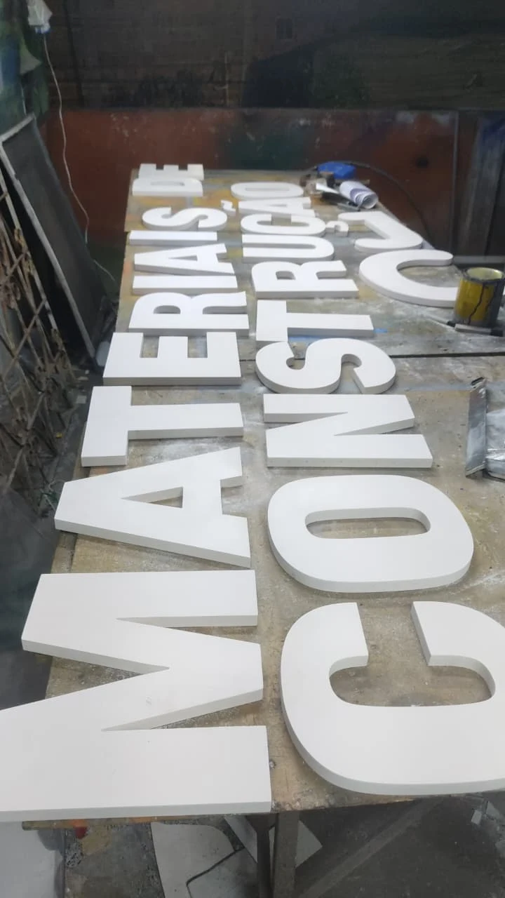 Letras em produção na oficina, antes da instalação