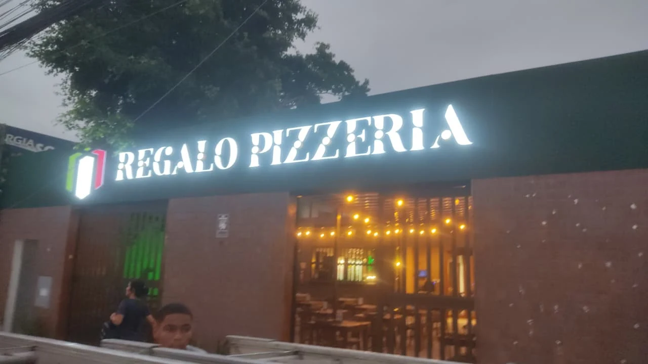 Letreiro iluminado da Regalo Pizzeria