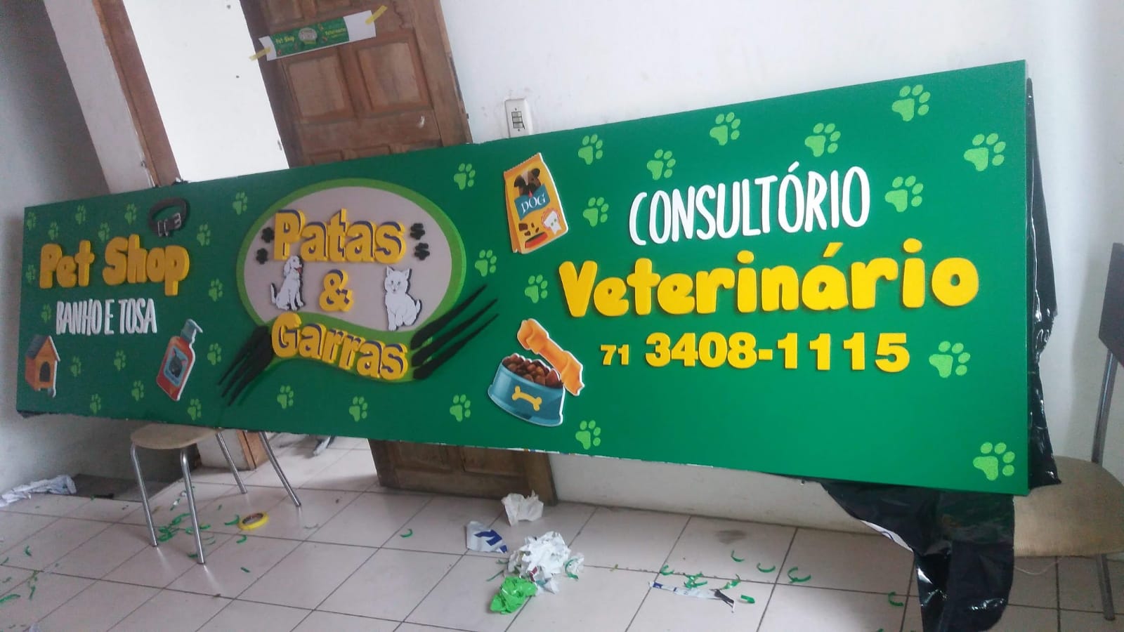Placa impressa para o pet shop e consultório veterinário Patas e Garras